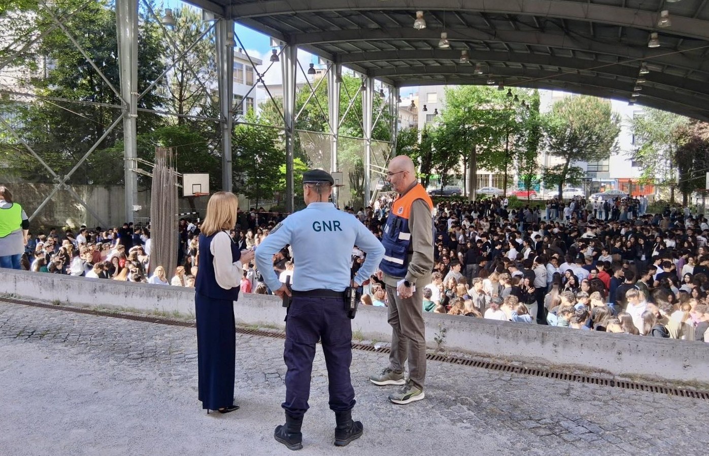 Escola Secundária de Paços de Ferreira evacua 1400 alunos em simulacro de emergência com cenário de fuga de gás e acidente em laboratório
