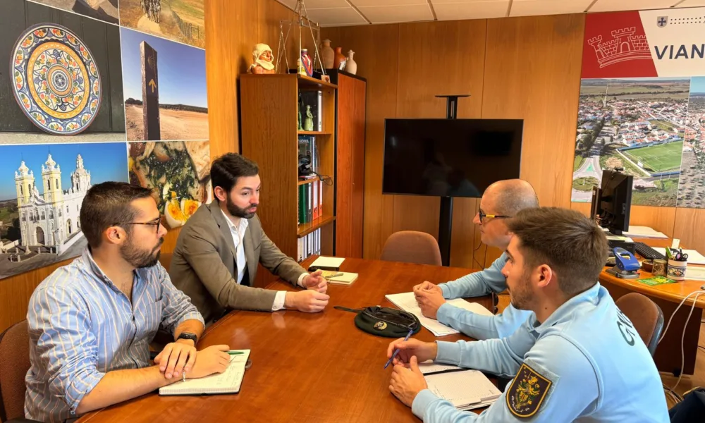 Executivo reúne com GNR acerca dos problemas do depósito de resíduos em via públ…