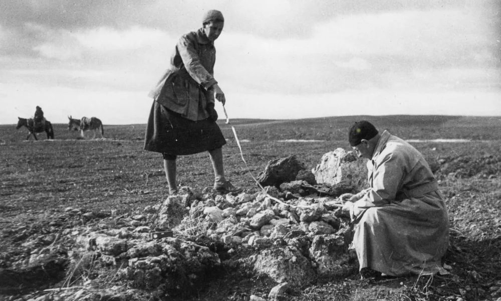 Exposição revela o legado do Arquivo Leisner e a riqueza arqueológica de Regueng…