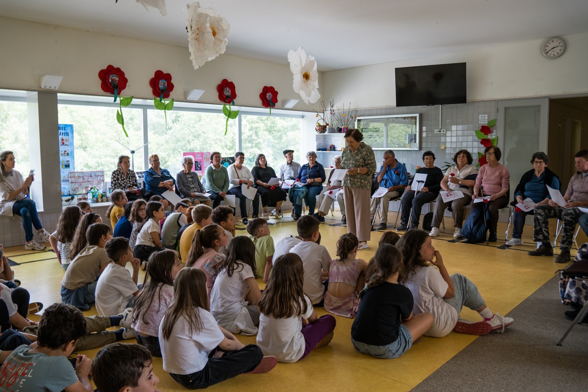 Idosos de Celorico de Basto assinalam 25 de Abril com encontros intergeracionais em escolas do concelho