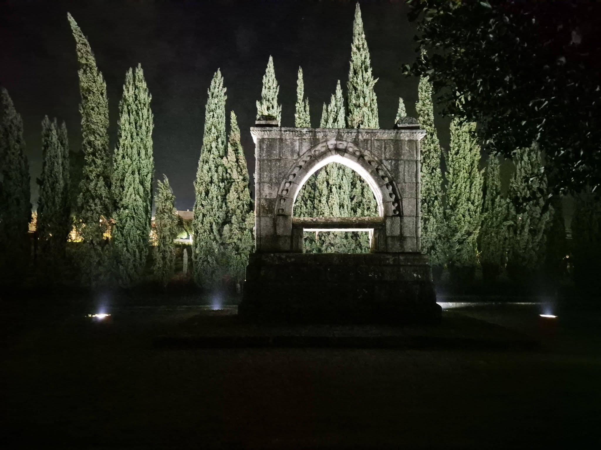 Junta de Freguesia de Irivo renova iluminação do Memorial da Ermida como gesto de cuidado com o património