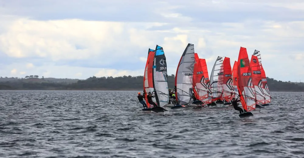 O Centro Náutico de Monsaraz vai receber de 1 a 3 de maio o Monsaraz Windsurf Fe…