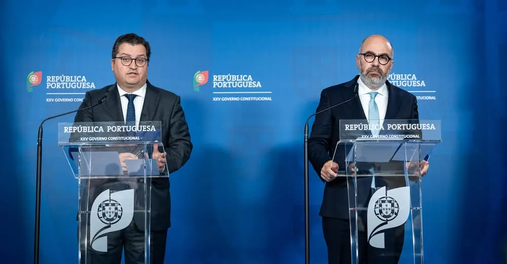 O Conselho de Ministros aprovou uma resolução que convida as proponentes Air Fra…