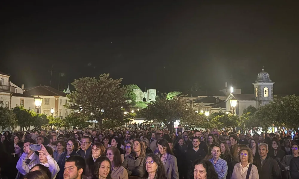 Os Bandidos do Cante encheram a Praça da República para comemorar o 25 de Abril …