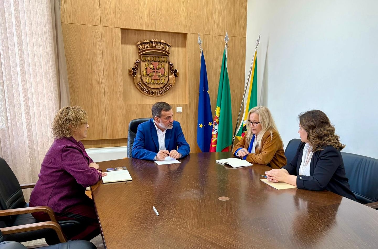 Paços de Ferreira: Presidente da Câmara reúne com Ordens dos Advogados e Solicitadores para debater recursos humanos e procuradoria ilícita