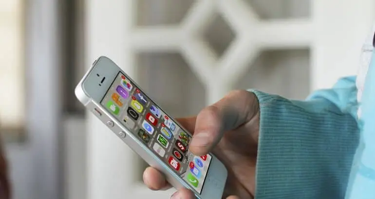 Governo estuda proibição de smartphones no 3.º ciclo e secundário