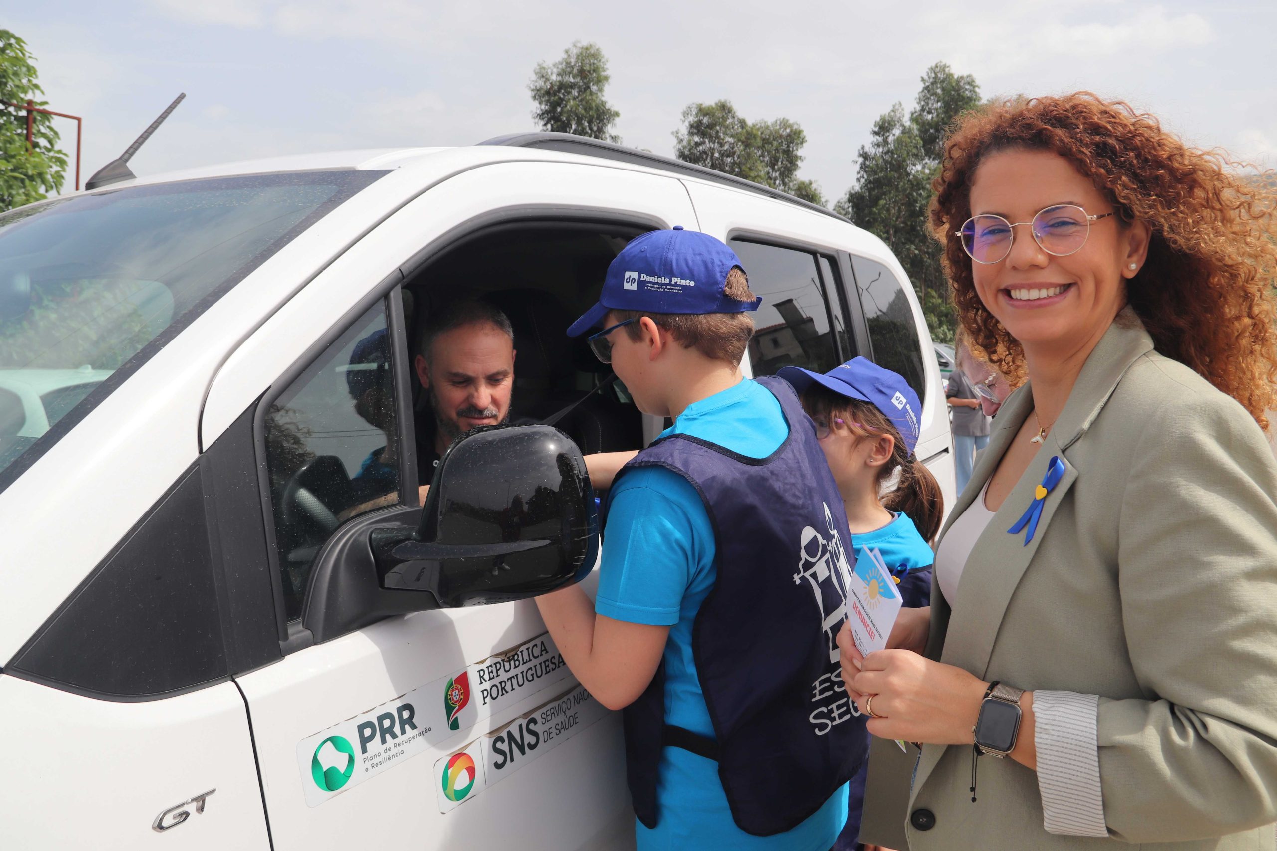 Castelo de Paiva realizou ação de sensibilização rodoviária “Abraço Azul” para prevenir maus-tratos na infância