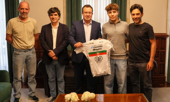 Presidente da Câmara de Paredes recebe ciclista João Silva, campeão nacional de pista