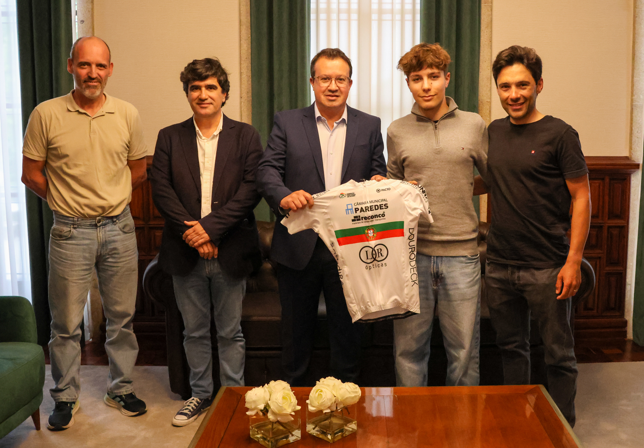 Presidente da Câmara de Paredes recebe ciclista João Silva, campeão nacional de pista