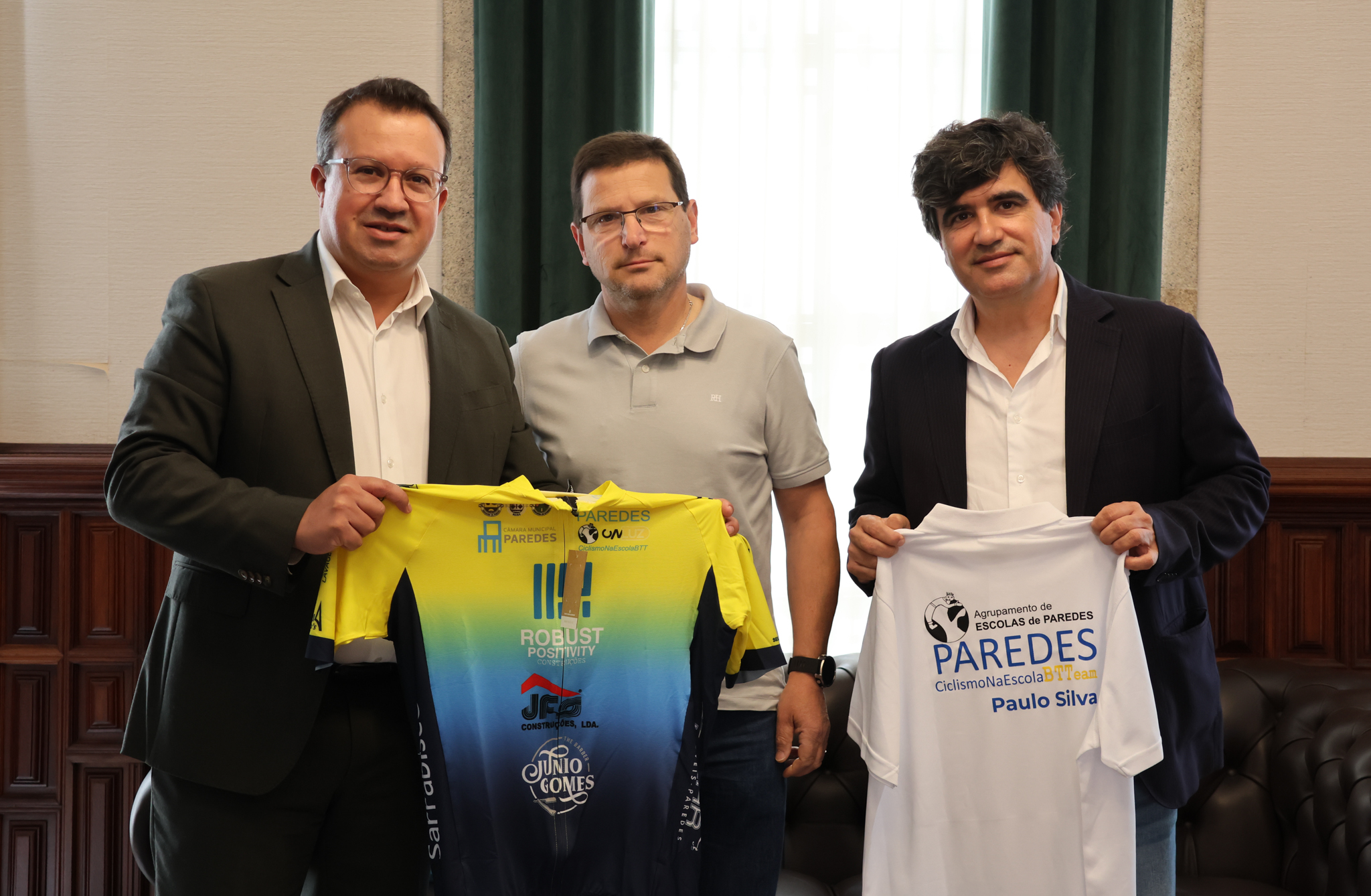 Presidente da Câmara de Paredes recebe coordenador do Paredes Onluz Ciclismo e conhece novo equipamento da equipa
