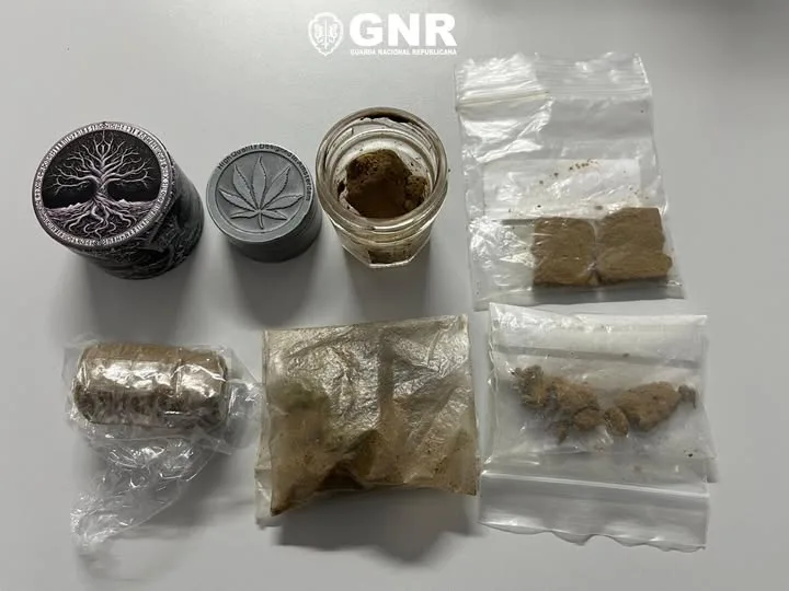 Portalegre: GNR detém três homens e apreende dezenas de doses de droga em Fortios