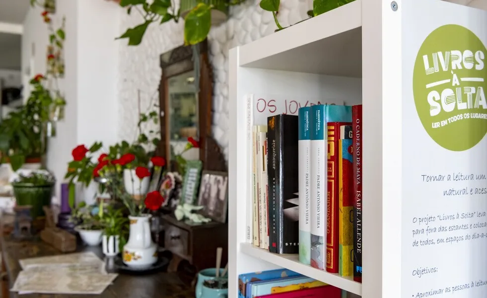 Sines leva leitura a espaços públicos com o novo projeto “Livros à Solta”