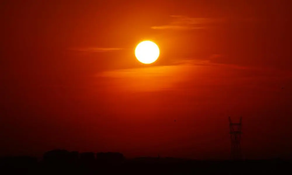 Radiação UV atinge níveis de risco elevado com termómetros a chegar aos 30 graus