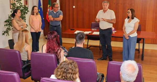 Executivo e arrendatários das habitações recuperadas com apoio de fundos comunit…