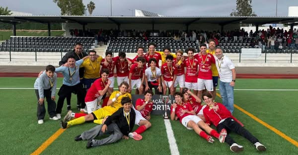 Câmara Municipal felicita equipa de juvenis que aliou conquista da Taça da Assoc…