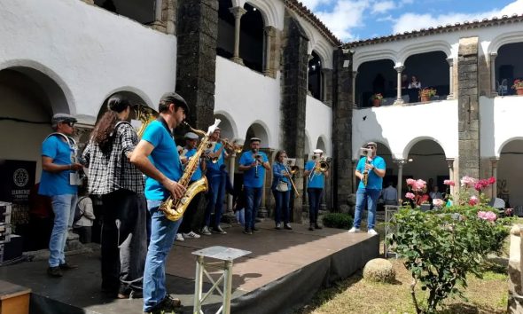 A Trupe Euterpe, grupo de animação de rua da Sociedade Musical Euterpe, a dar o …