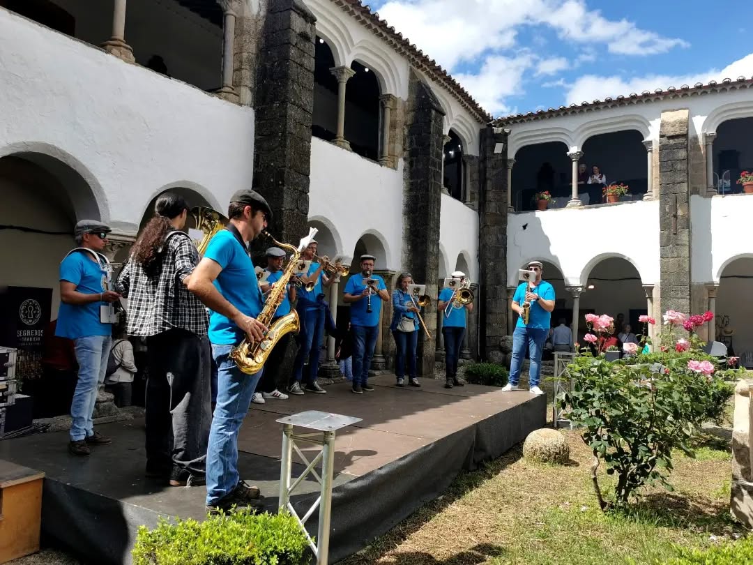 A Trupe Euterpe, grupo de animação de rua da Sociedade Musical Euterpe, a dar o …