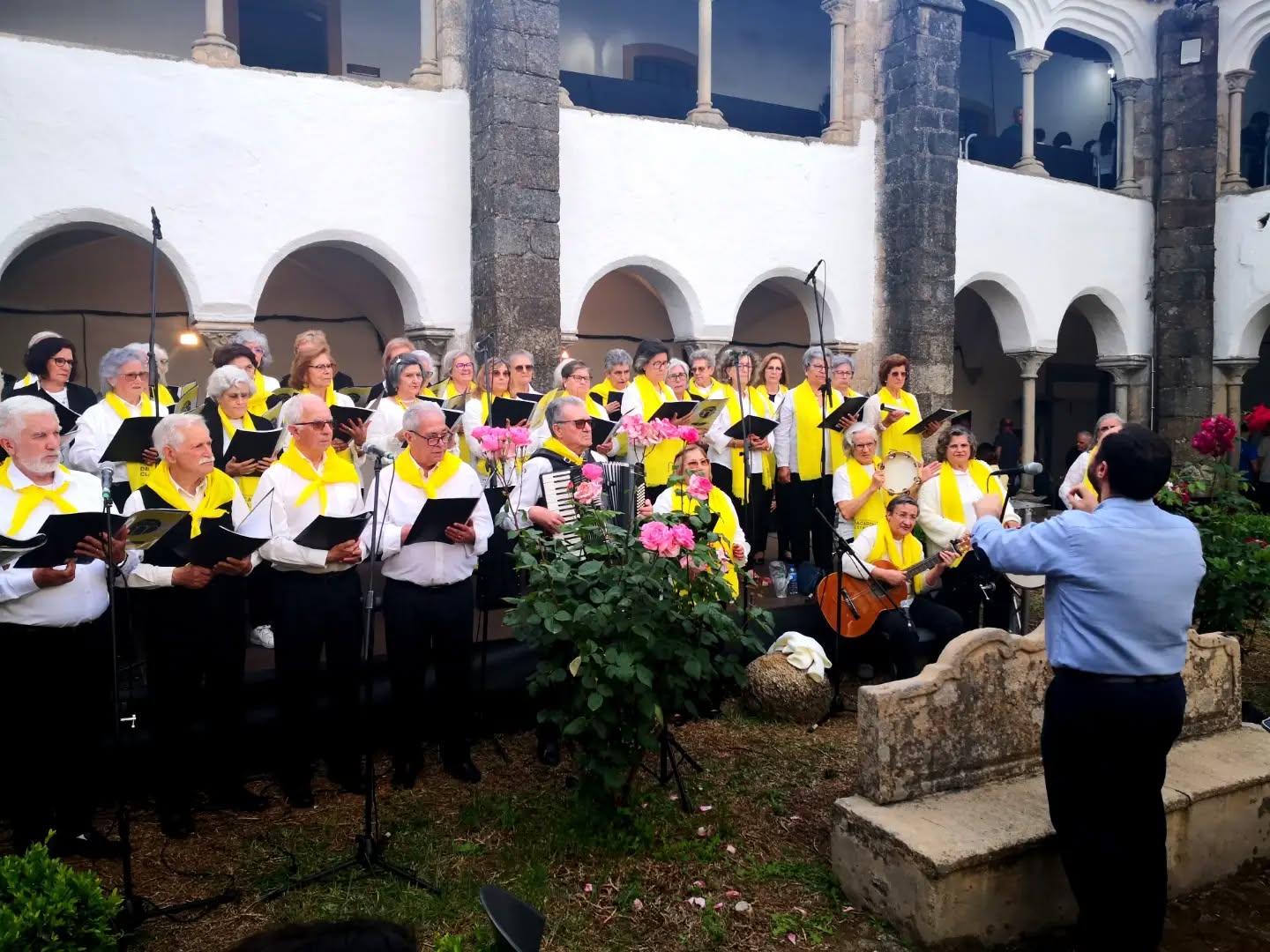 A Tuna da Academia STA. Clara já iniciou o seu apontamento musical, no Claustro …