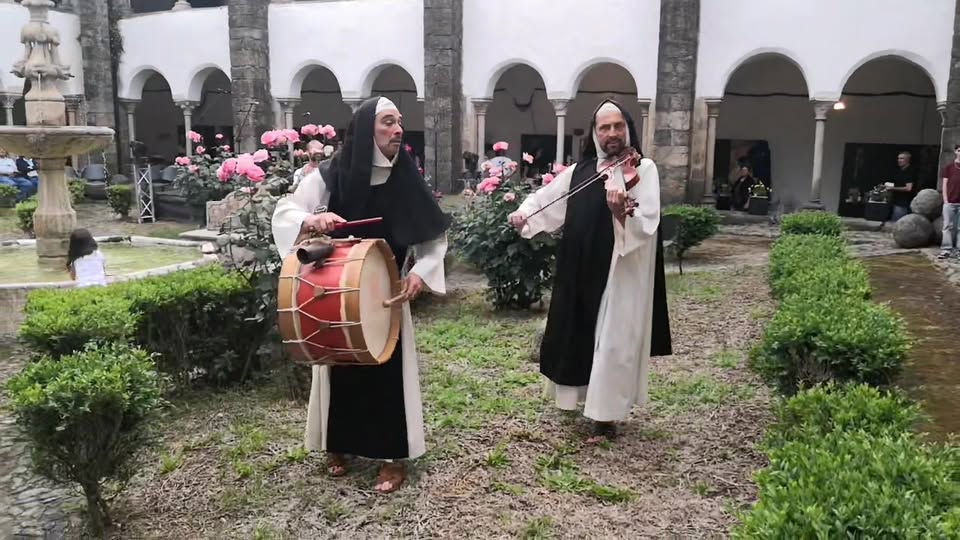 A divertida e irreverente animação itenerante d’Os Castanhos, pela Companhia Ci…