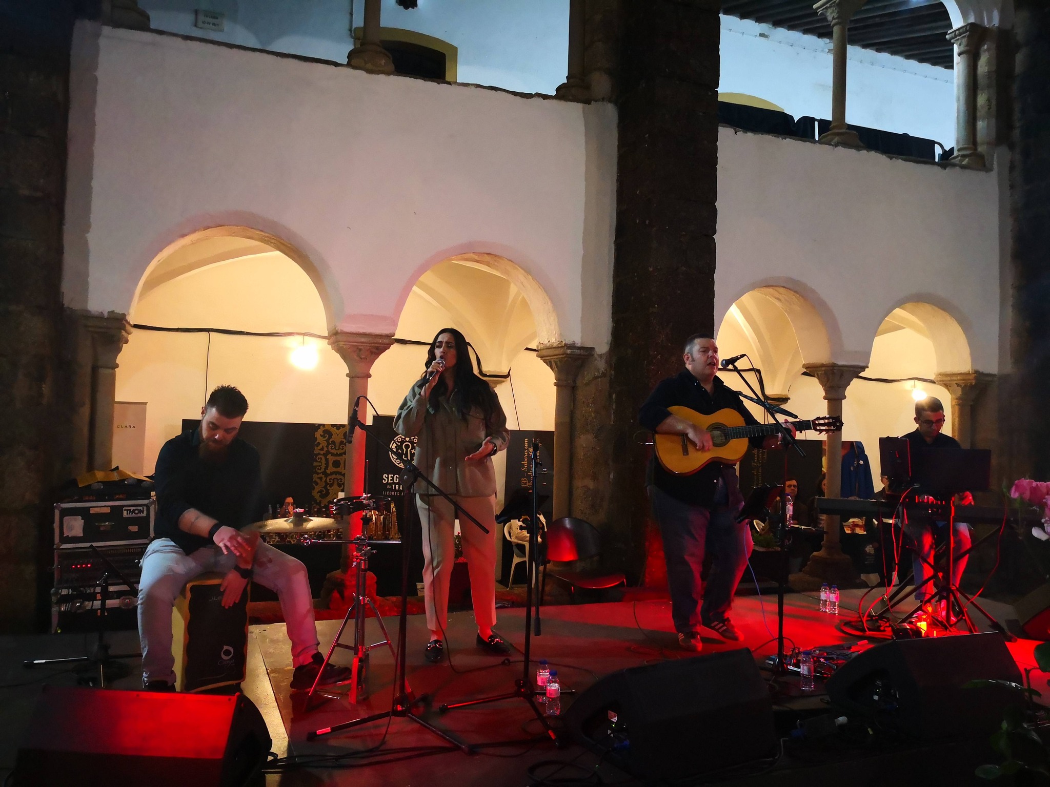 Os Rumo ao Sul vieram de Elvas, para colocar o muito público presente no Claustr…
