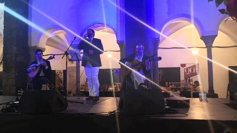 Já se ouve a voz de Luís Lourenço e as guitarras de José Geadas e Miguel Monteir…