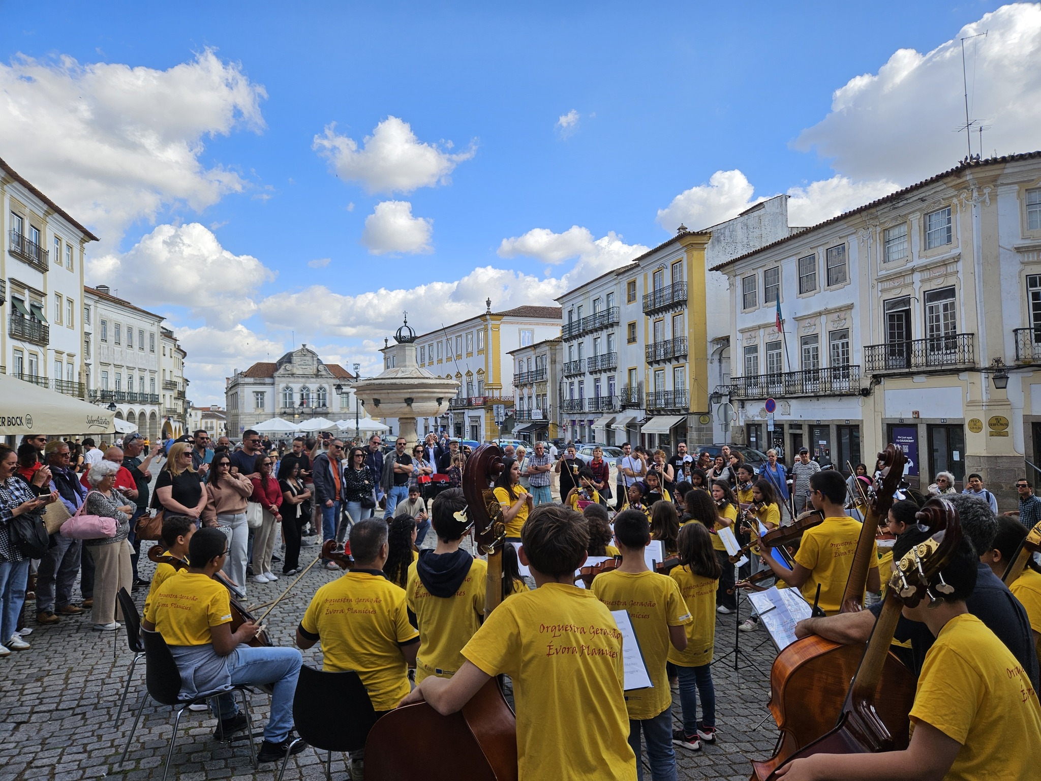 A Praça do Giraldo recebeu, no passado dia 14 de maio, mais um concerto da Orqu…
