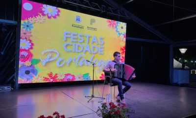 O Acordeonista Rodrigo Amaro já iniciou o seu concerto, no Palco do Jardim da Co…