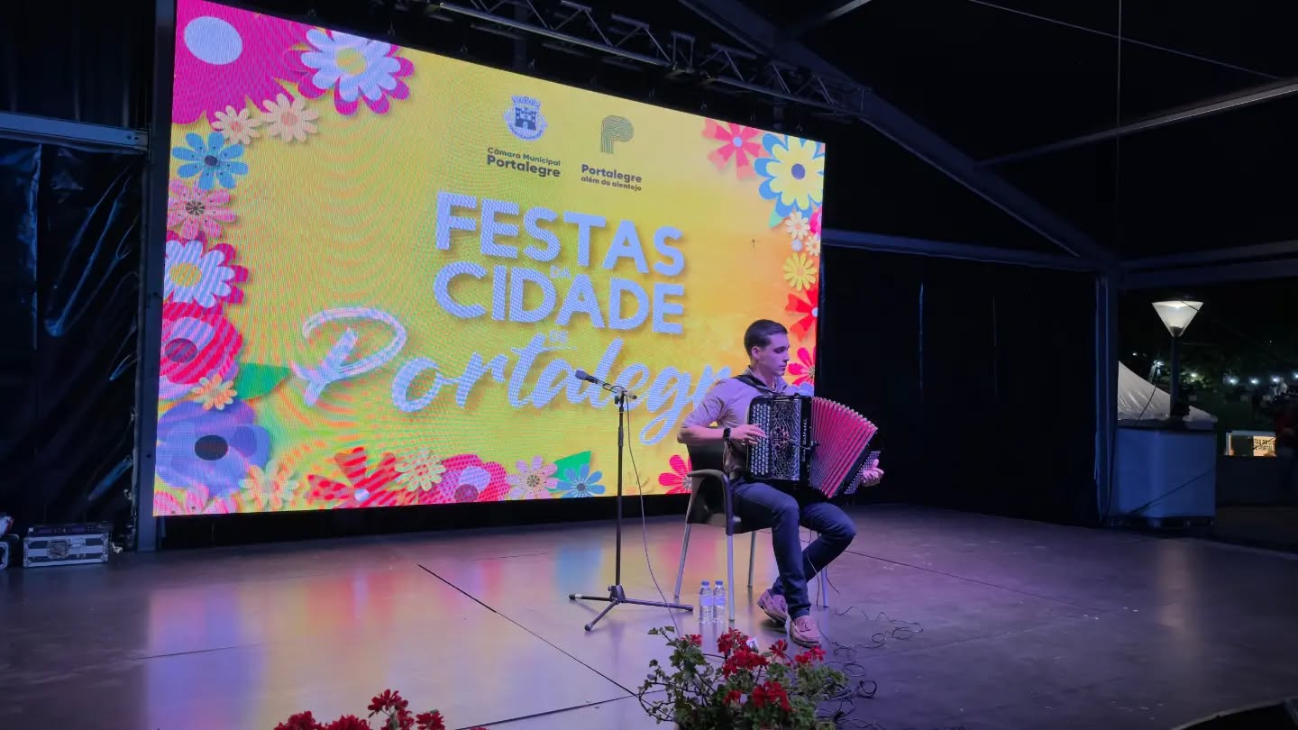 O Acordeonista Rodrigo Amaro já iniciou o seu concerto, no Palco do Jardim da Co…