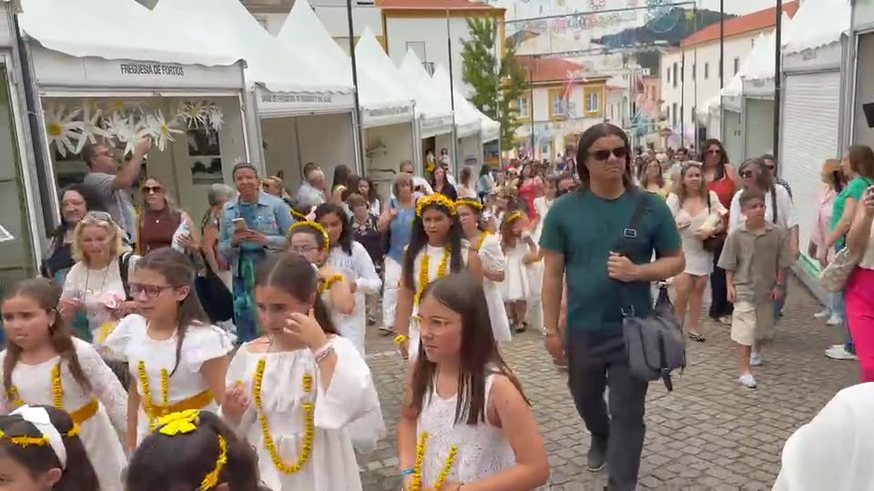 Já começou o Desfile das Maias, uma das tradições mais bonitas e marcantes para …