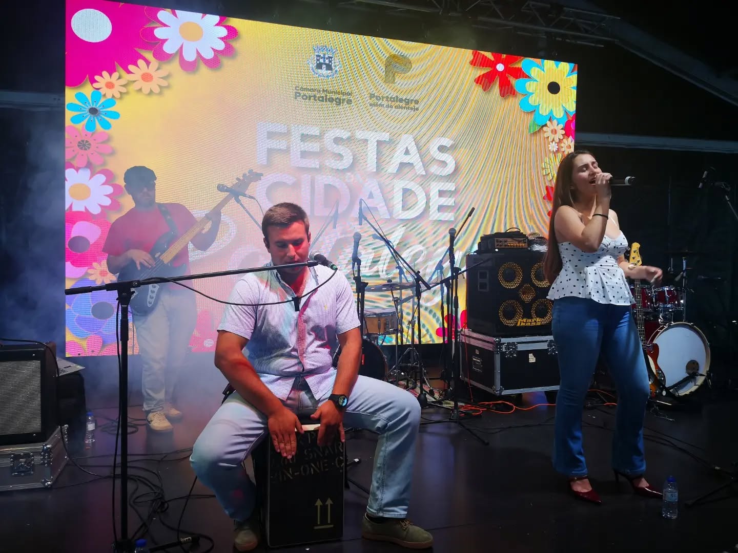 Os Corda Bamba, ao som do clássico “Lisboa, Menina e Moça”, já estão a atuar, n…