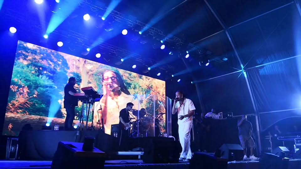 Julinho KSD continua a deliciar os milhares de fãs presentes no Palco da Avenid…