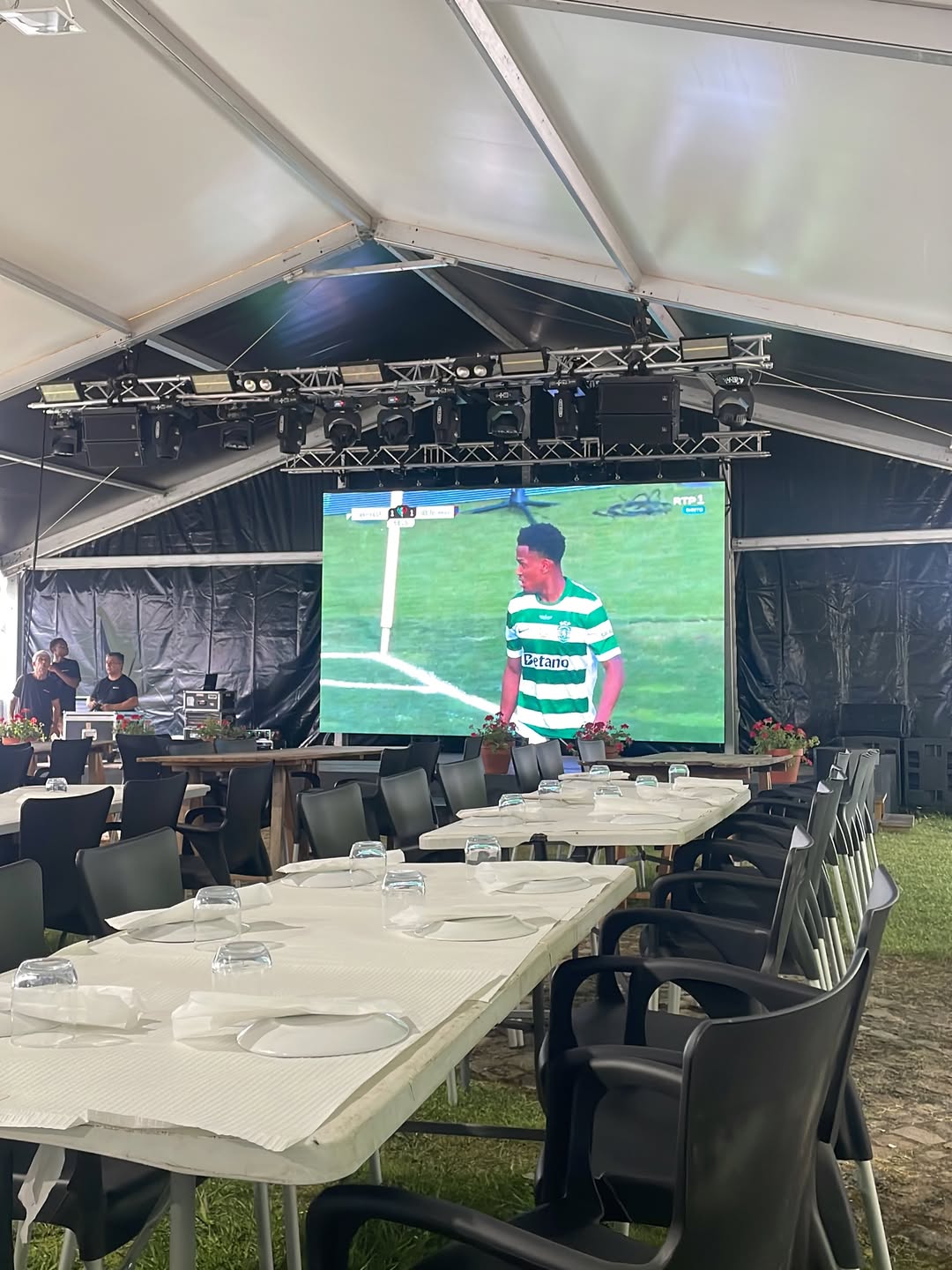 Também há futebol no recinto das Festas.
Os adeptos podem assistir ao jogo do Fi…