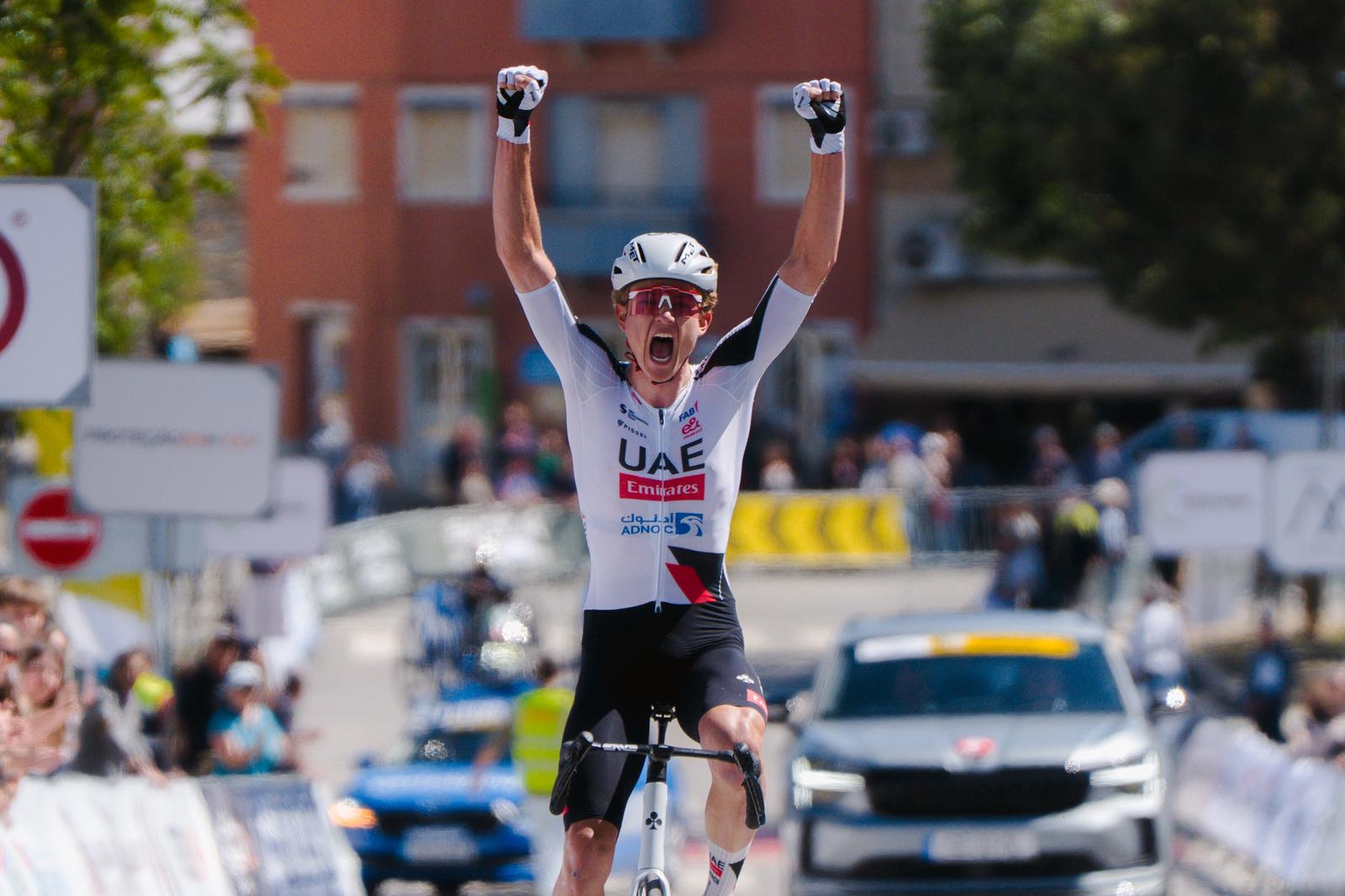 UAE Team Emirates Gen-Z domina e brilha no arranque da Volta a Portugal do Futuro » Ciclismo + TV