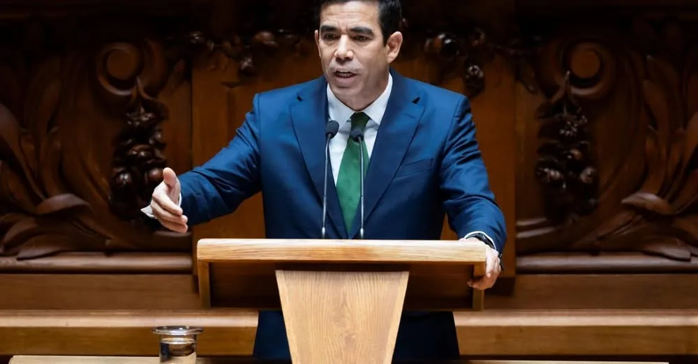 A proposta de lei sobre o acolhimento de estrangeiros ou apátridas em centros de…