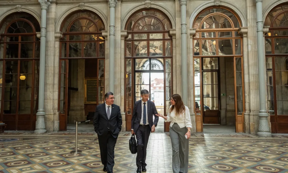 Acelerar a execução, reforçar a proximidade.
No Palácio da Bolsa, realizou-se es…
