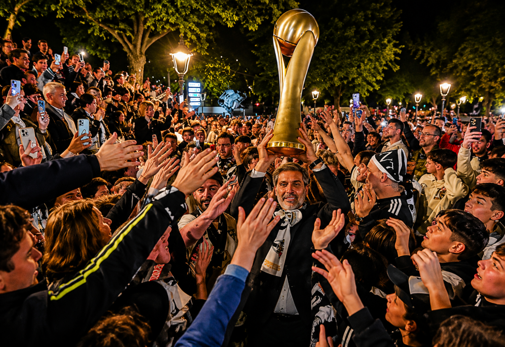 Amarante FC recebeu apoio massivo dos adeptos em frente aos Paços do Concelho numa noite de comunhão perfeita