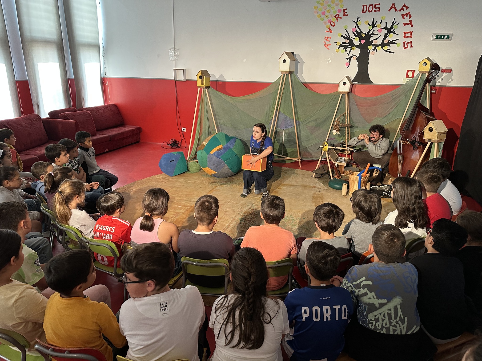 “Boboglobo” levou teatro e imaginação aos alunos do 1.º Ciclo de Cinfães