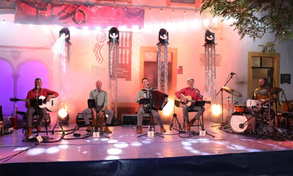 Em palco, na primeira noite do FICO – Festival de Ilustração e Criatividade em O…