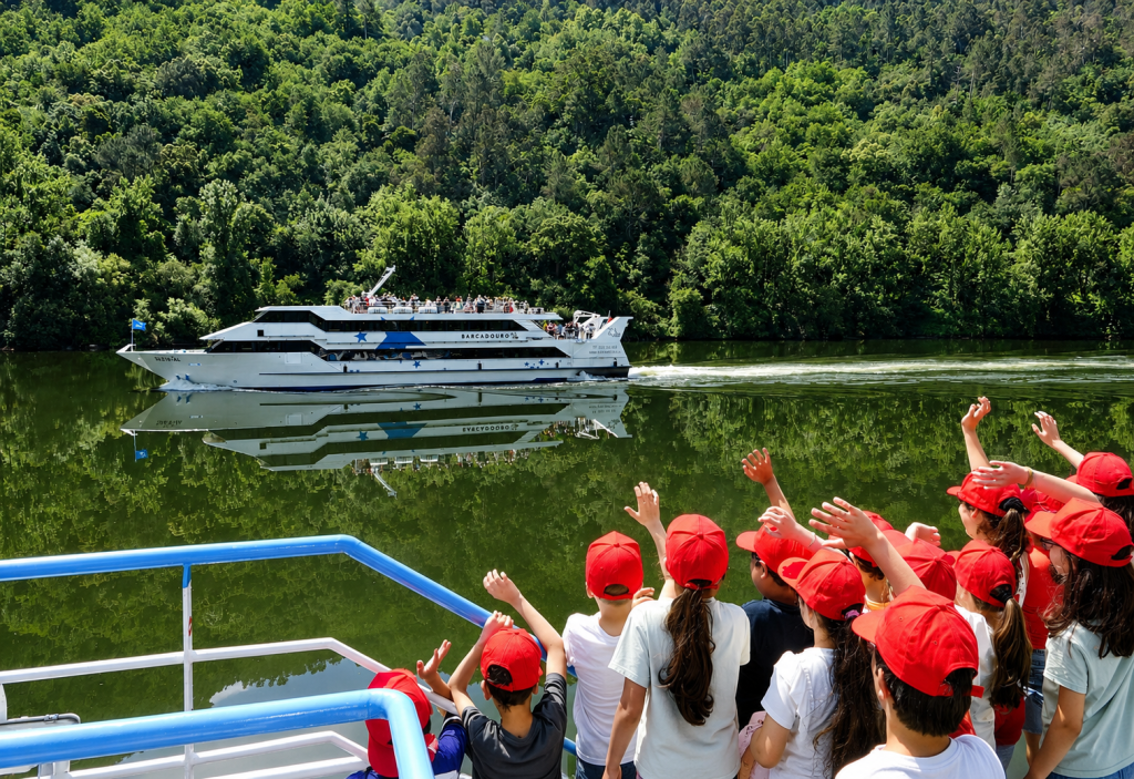 Mais de 300 alunos e utentes do concelho de Cinfães participaram em cruzeiro no Douro com passagem pela eclusa de Carrapatelo