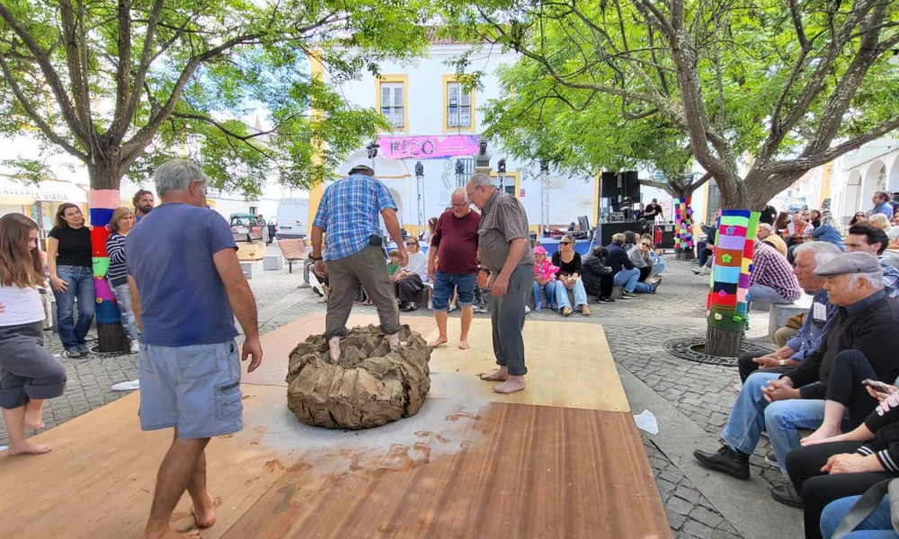 Na Praça da República começou a atividade “Pisar o Barro” com o mestre oleiro Fe…