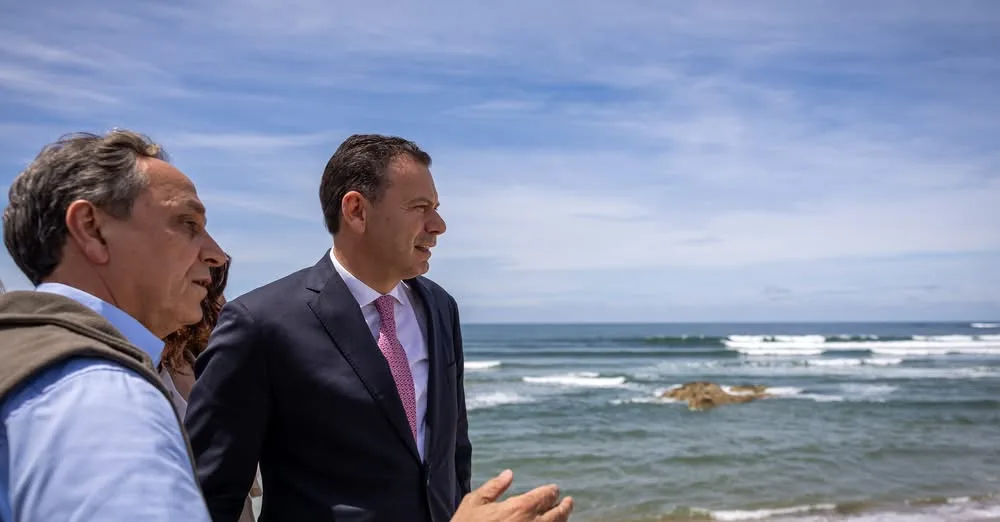 O Primeiro-Ministro visitou a obra de recuperação e estabilização do paredão da …
