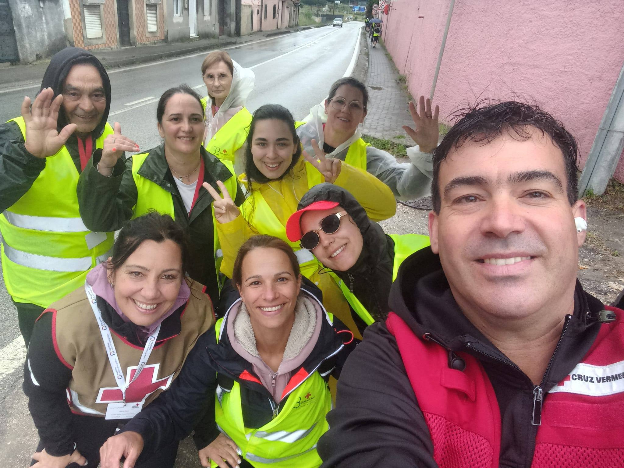 Peregrinação de Frazão a Fátima: Cruz Vermelha acompanha fiéis no 4.º dia sob chuva