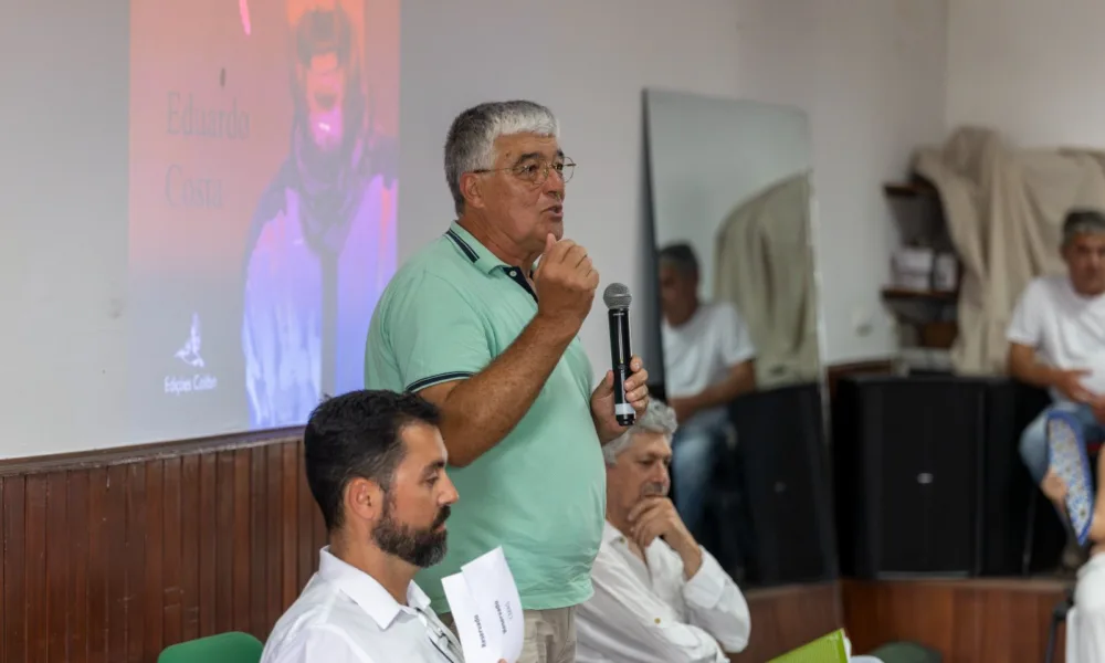 Sala cheia para o lançamento do livro “Vamos falando, pai”, que celebra a vida …
