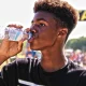 Com os termómetros nos 38°C, saiba como manter o corpo hidratado
