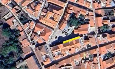 Estacionamento proibido na Praça Conde do Bracial a 25 de maio