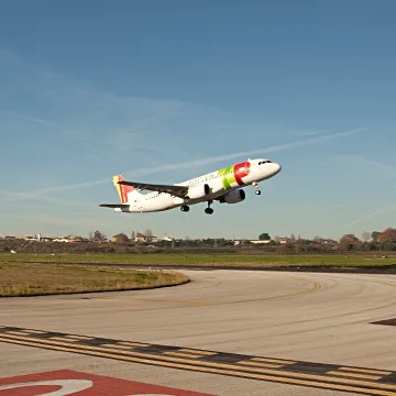 Sete passageiros intercetados com passaportes falsos no aeroporto de Lisboa
