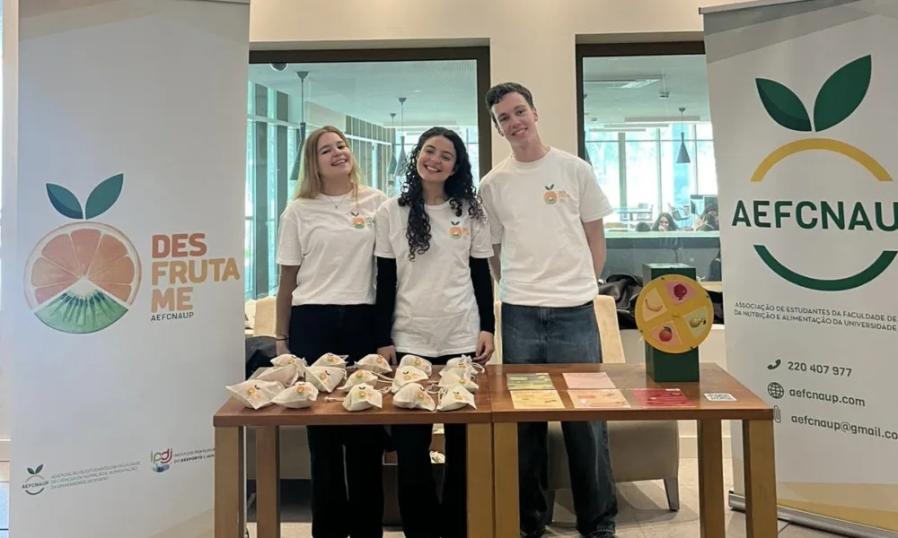 Estudantes de Nutrição distribuem fruta à comunidade académica