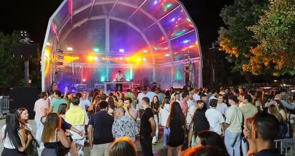 Jardim do Fosso é o epicentro da festa e tem reunido uma multidão no recinto ond…