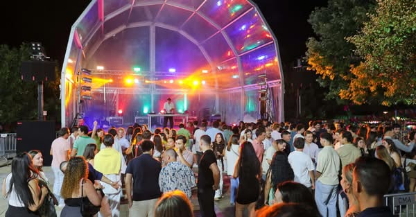 Jardim do Fosso é o epicentro da festa e tem reunido uma multidão no recinto ond…