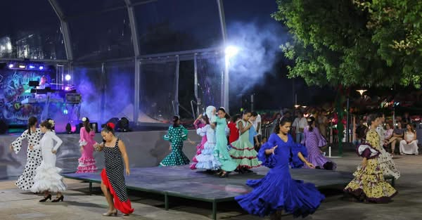 Em pleno feriado municipal, jovens do grupo de sevilhanas de Arronches encantou …